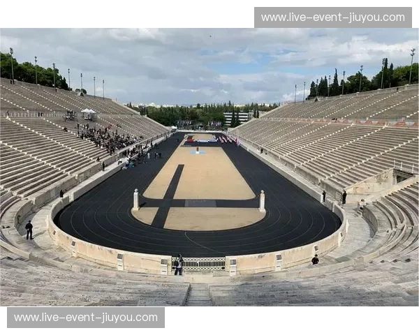 烈火与荣耀：标准列日与帕纳辛奈科的欧战史诗对决